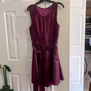 The Limited sleeveless midi dress in a beautiful magenta color. Size 8